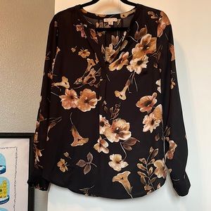 Great blouse for work! Lila Rose size small.